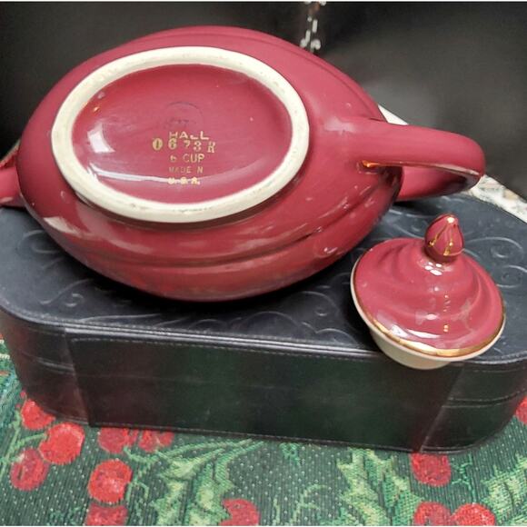 Vintage Aladdin Teapot Burgandy by Hall China gold trim - Picture 4 of 4